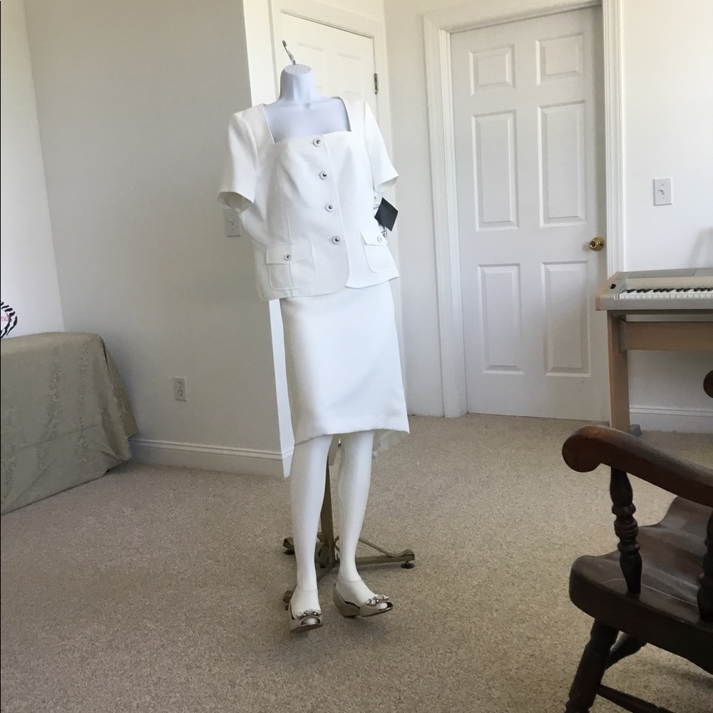 2pc white skirt short sleeves set.still new